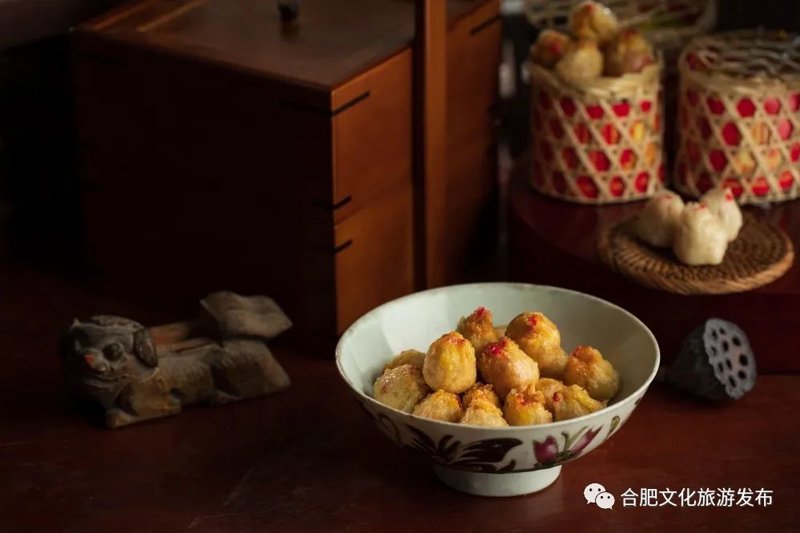 庐江县，安徽省合肥市长江以西的一颗璀璨明珠，不仅风景如画，更是美食的天堂。今天就带大家走进庐江县，一起品尝那些令人垂涎三尺的地方特色美食。